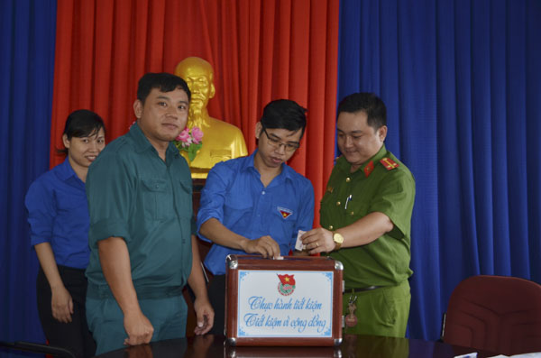 Đoàn viên thanh niên TT.Phước Hải góp vào “Thùng tiền tiết kiệm”