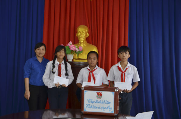 Chị Ngô Thị Ngọc Sáng, Bí thư Đoàn TT.Phước Hải trao học bổng cho các em: Ngọc, My, Hoàng từ nguồn quỹ “Thùng tiền tiết kiệm”.