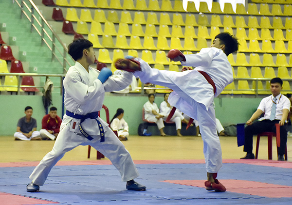 Thi đấu ở hạng cân 55kg nam.