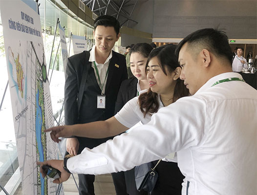 Các đại biểu tìm hiểu bản đồ quy hoạch các phân khu của TP.Vũng Tàu.
