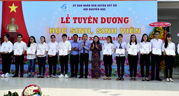 Các học sinh, sinh viên nhận học bổng tại buổi lễ.