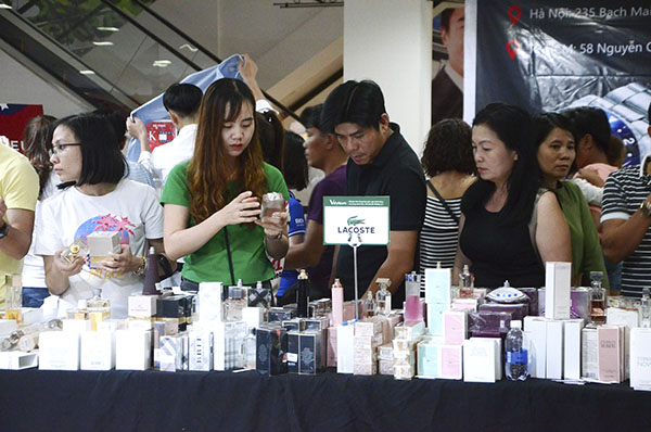 Khách hàng chọn mua nước hoa Lacoste.