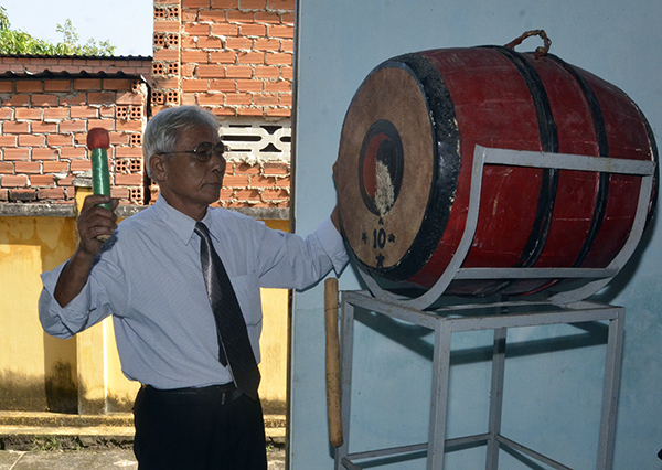 Ông Nguyễn Trọng Thành, Bí thư Chi bộ Khu phố 4, phường Phước Trung, TP. Bà Rịa đánh trống khai mạc Ngày hội Đại đoàn kết toàn dân tộc năm 2019. Ảnh: NGUYỄN ĐỨC