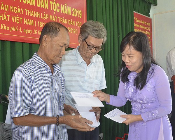 Bà Đỗ Nguyễn Hoàng Dung, Quyền Tổng Biên tập Báo Bà Rịa-Vũng Tàu đến dự và trao quà của Ủy ban MTTQVN tỉnh cho các gia đình có hoàn cảnh khó khăn tại khu phố 4, phường Phước Trung. Ảnh: NGUYỄN ĐỨC