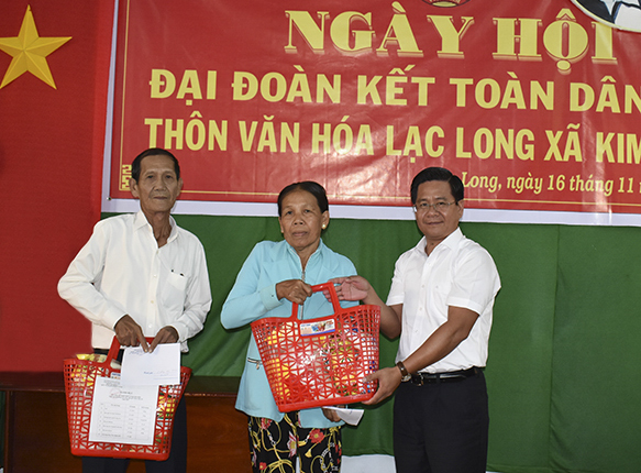 Ông Bùi Chí Thành, Ủy viên Dự khuyết Trung ương Đảng, Ủy viên Ban Thường vụ Tỉnh ủy, Chủ tịch UBMTTQVN tỉnh trao quà cho hộ nghèo thôn Lạc Long (xã Kim Long, huyện Châu Đức). Ảnh: PHI DŨNG