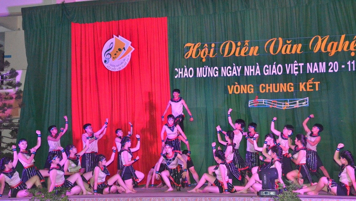 Tiết mục múa “Âm vang đại ngàn” của HS lớp 11A6.