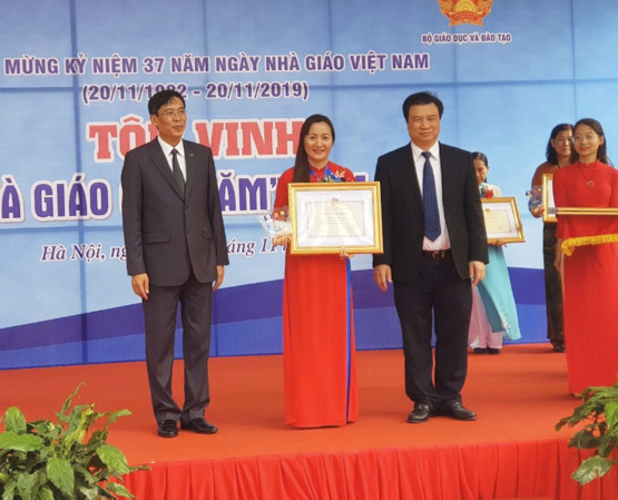 Ông Nguyễn Hữu Độ (bìa phải), Thứ trưởng Bộ GD-ĐT và ông Vũ Minh Đức(bìa trái), Chủ tịch Công đoàn Giáo dục Việt Nam tặng Bằng khen của Bộ trưởng Bộ GD-ĐT cho cô Nguyễn Thị Sông Thương, Hiệu trưởng Trường THCS Nguyễn An Ninh (TP.Vũng Tàu).