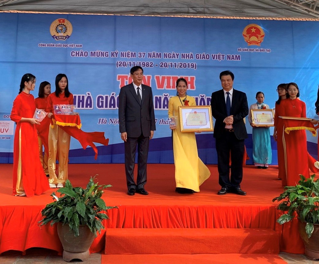 Cô Nguyễn Nữ Thu Thủy, Tổ trưởng Tổ Mẫu giáo Trường MN 1/6 (huyện Xuyên Mộc) được vinh dự nhận Bằng khen của Bộ trưởng Bộ GD-ĐT.