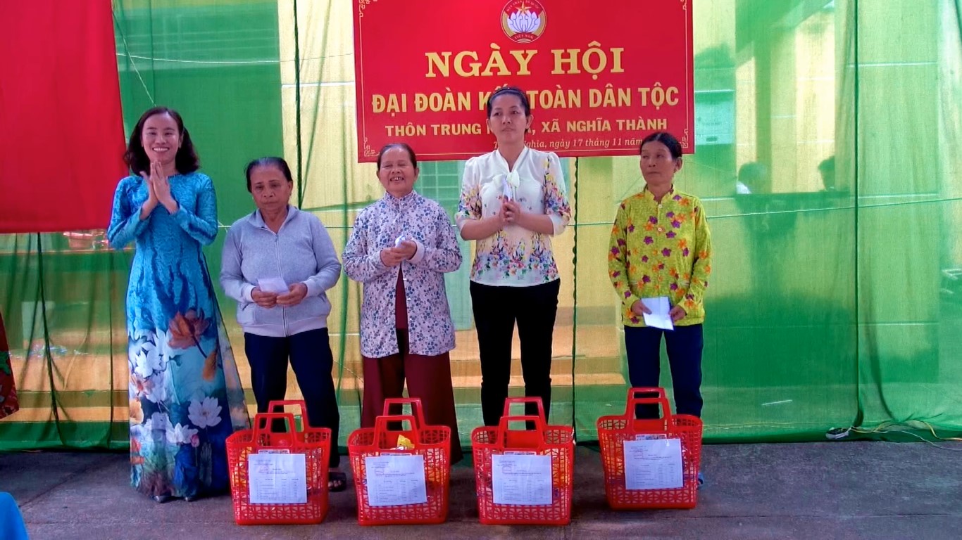 Bà Võ Ngọc Thanh Trúc (bìa trái), Tỉnh ủy viên, Phó Trưởng Ban Tổ chức Tỉnh ủy trao tặng quà cho các hộ nghèo thôn Trung Nghĩa, xã Nghĩa Thành, huyện Châu Đức. Ảnh: ĐINH HÙNG.