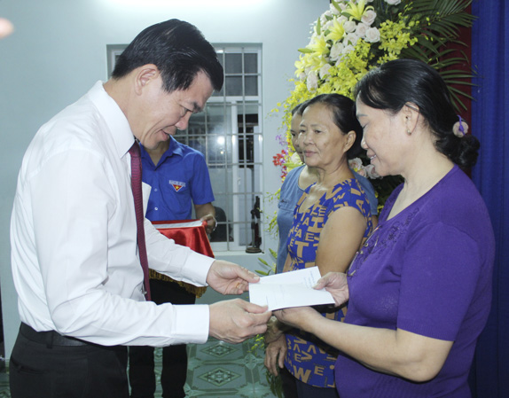 Ông Nguyễn Hồng Lĩnh, Ủy viên Trung ương Đảng, Bí thư Tỉnh ủy,  Chủ tịch HĐND tỉnh trao quà cho hộ nghèo khu phố 1 (phường 10,  TP.Vũng Tàu) tại Ngày hội “Đại đoàn kết toàn dân tộc” năm 2019. 