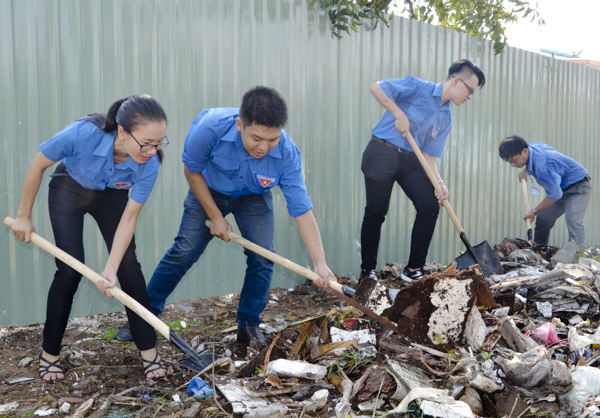Thực hiện cuộc vận động “Toàn dân đoàn kết xây dựng nông thôn mới, đô thị văn minh”,  MTTQ và các đoàn thể trong tỉnh đã có nhiều hoạt động bảo vệ môi trường.  Trong ảnh: ĐVTN thu gom rác trên đường Bình Giã (phường 10, TP.Vũng Tàu).