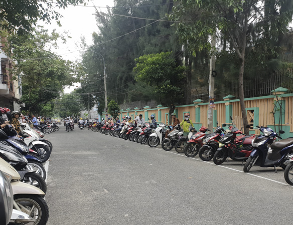 Phụ huynh Trường THCS Nguyễn Thái Bình (TP.Vũng Tàu) xếp hàng ngay ngắn, trật tự dọc hai bên đường để chờ đón con tan trường.