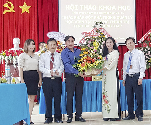 Học viên tặng hoa chúc mừng Ban Giám hiệu Trường Chính trị tỉnh nhân Ngày Nhà giáo Việt Nam 20/11.
