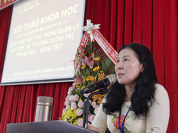Ths Ngô Thị Liên, Hiệu trưởng Trường Chính trị tỉnh phát biểu khai mạc buổi hội thảo.