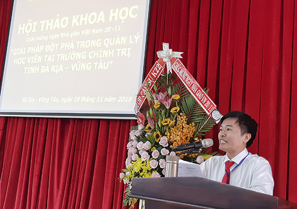 Ths Trần Ngọc Sáng, giảng viên Khoa Xây dựng Đảng, Trường Chính trị tỉnh trình bày tham luận về quyết tâm chính trị - Chìa khóa thực hiện các giải pháp đột phá trong quản lý học viên.