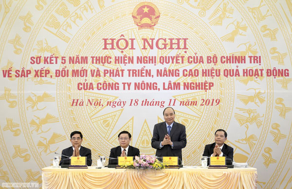Thủ tướng Nguyễn Xuân Phúc cùng Phó Thủ tướng Vương Đình Huệ, Bộ trưởng Bộ NN-PTNT Nguyễn Xuân Cường, Phó Trưởng Ban Kinh tế Trung ương Cao Đức Phát điều hành hội nghị