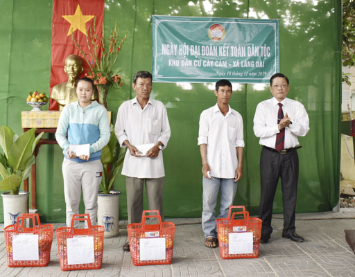 Ông Đỗ Văn Bửu, Chủ nhiệm Ủy ban Kiểm tra Tỉnh ủy trao quà cho hộ nghèo ở ấp Cây Cám (xã Làng Dài, huyện Đất Đỏ). Ảnh: PHI DŨNG