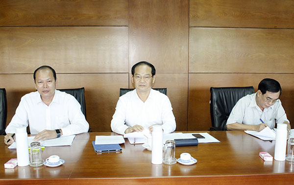 Ông Mai Ngọc Thuận, Ủy viên Ban Thường vụ Tỉnh ủy, Phó Chủ tịch HĐND tỉnh (giữa) điều hành thảo luận tại Tổ 3.