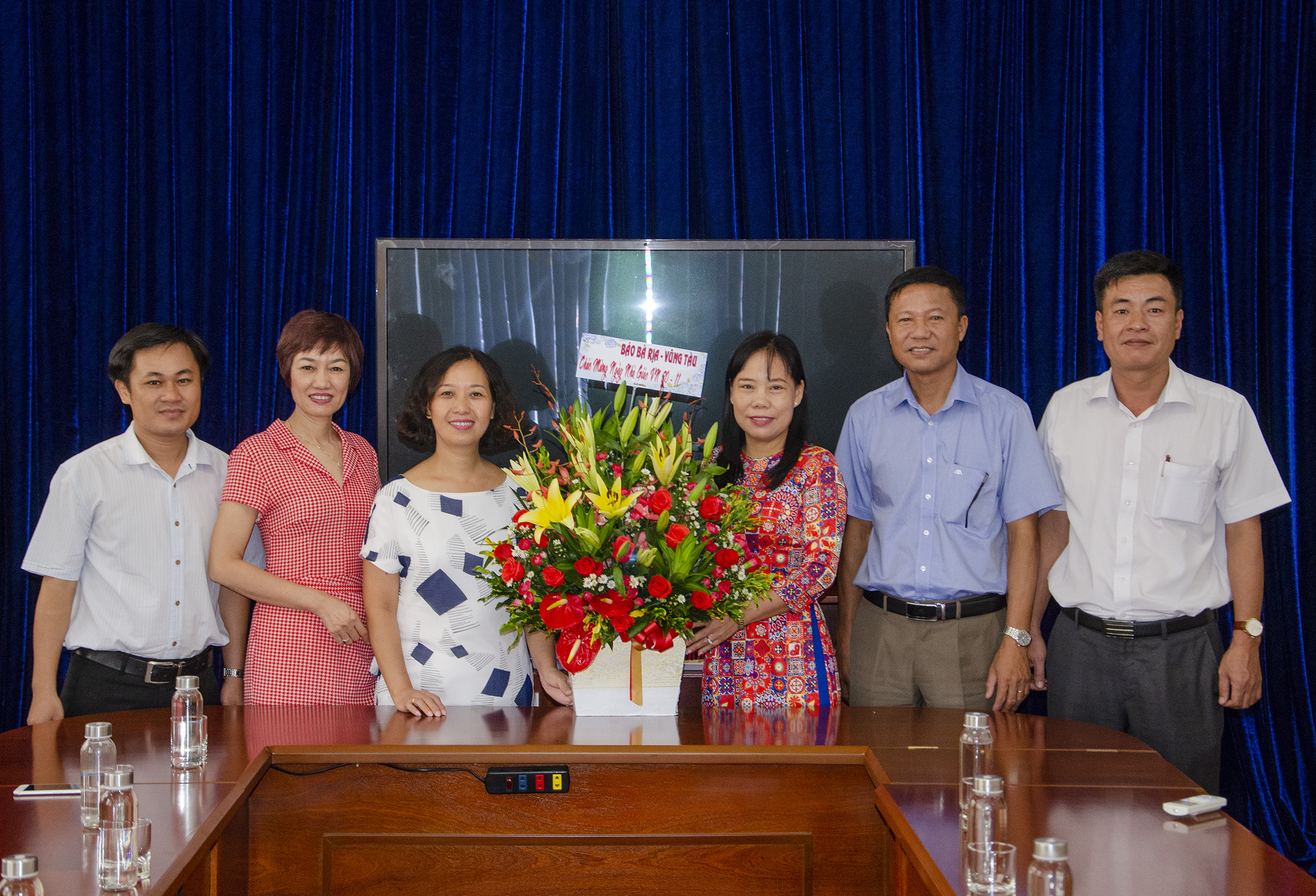 Bà Đỗ Nguyễn Hoàng Dung, Quyền Tổng Biên tập Báo Bà Rịa-Vũng Tàu tặng hoa chúc mừng Ban giám hiệu Trường CĐ Du lịch Vũng Tàu.