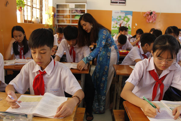 Cô Hoàng Ngọc Lân, chủ nhiệm lớp 9/5, Trường THCS Nguyễn Thái Bình, TP. Vũng Tàu luôn hết mình vì học trò.