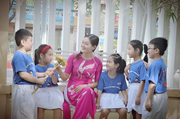 Cô và trò Trường TH Quang Trung (TP. Vũng Tàu). 							Ảnh: HOÀNG HƯỜNG