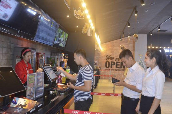 Trong thời gian diễn ra Liên hoan Phim Việt Nam lần thứ 21, rạp CGV Lapen Center (33A, đường 30/4, TP. Vũng Tàu) sẽ trình chiếu nhiều bộ phim Việt miễn phí. Trong ảnh: Người dân mua vé xem phim tại CGV Lapen Center.