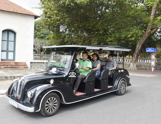 Một xe điện chở khách tham quan trên đường Lê Duẩn, Côn Đảo.