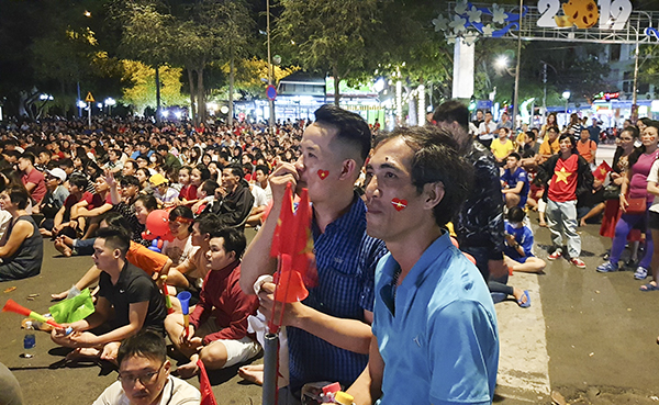 Cổ động viên Vũng Tàu cổ vũ cho Đội tuyển Việt Nam.