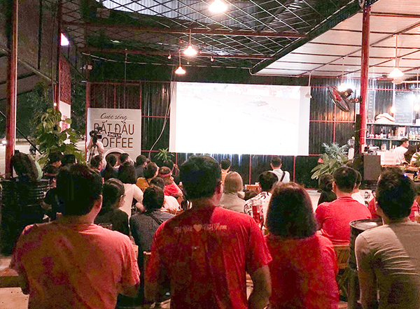 Cổ động viên TP. Bà Rịa xem bóng đá qua màn hình lớn.