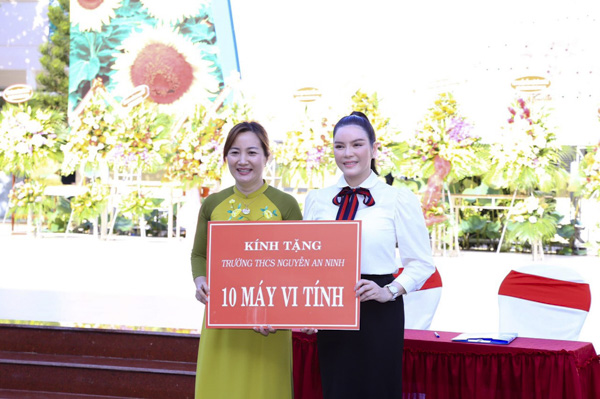Diễn viên Lý Nhã Kỳ tặng 10 máy tính cho Trường THCS Nguyễn An Ninh (TP. Vũng Tàu). Ảnh: HỒNG PHƯƠNG