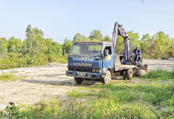 Đối tượng san lấp đất trái phép bị lực lượng chức năng phường 11 bắt quả tang.