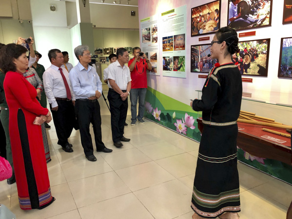 Các đại biểu và du khách tham quan trưng bày.