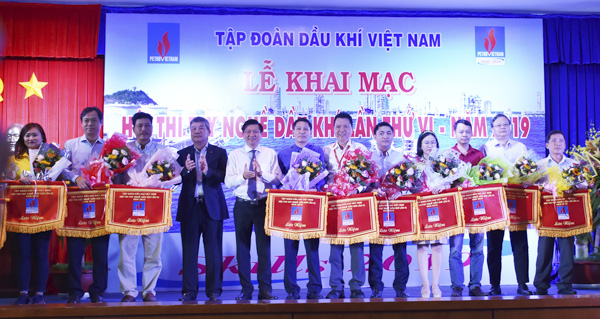 Ông Trần Văn Tuấn, Phó Chủ tịch UBND tỉnh và đại diện Tập đoàn Dầu khí Việt Nam tặng hoa các thí sinh dự Hội thi tay nghề Dầu khí lần VI. 