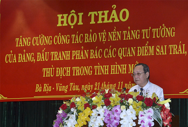 Ông Huỳnh Bách Chiến, Phó Trưởng Ban Tuyên giáo Tỉnh ủy phát biểu đề dẫn hội thảo.