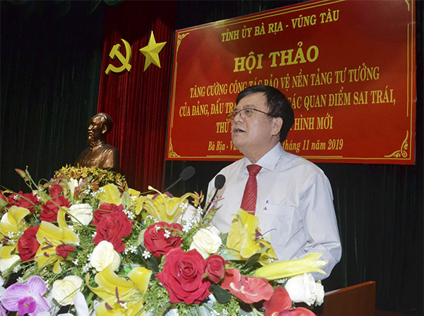 Tiến sĩ Phạm Đình Đạt (Học viện Chính trị khu vực 2) phát biểu tham luận “Giải pháp đẩy mạnh công tác tuyên truyền cơ sở lý luận, tổng kết thực tiễn, hoàn thiện hệ thống lý luận về chủ nghĩa xã hội và con đường đi lên chủ nghĩa xã hội ở nước ta trong tình hình mới”.