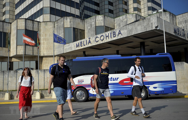 Khách du lịch tham quan thủ đô La Habana, Cuba.