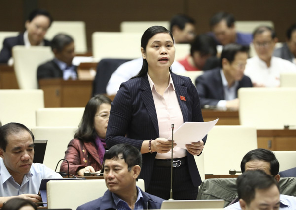 Đại biểu Quốc hội Ma Thị Thúy (tỉnh Tuyên Quang) phát biểu tại kỳ họp.  Ảnh: VĂN ĐIỆP 