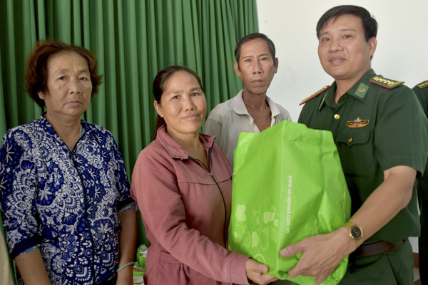 Đại tá Nguyễn Xuân Toàn, Chính ủy Trường Trung cấp Biên phòng 2  trao quà dịp Tết Nguyên đán Kỷ Hợi 2019 cho các hộ dân có hoàn cảnh khó khăn trên địa bàn xã Đá Bạc (huyện Châu Đức) và phường  Phước Nguyên (TP. Bà Rịa).