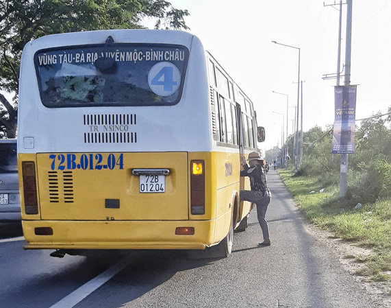 Xe buýt tuyến Vũng Tàu - Bình Châu (số 4) đón khách trên Quốc lộ 51 đoạn qua TP.Bà Rịa.