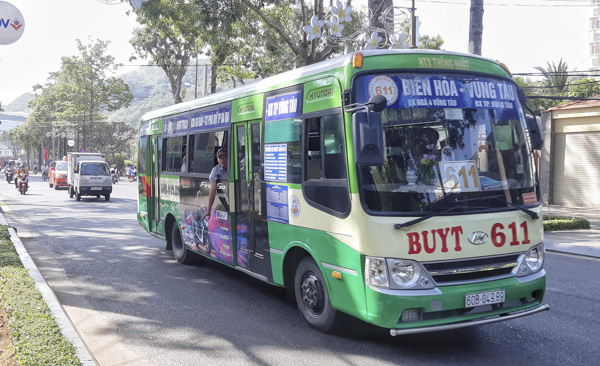 Xe buýt tuyến Vũng Tàu - Biên Hòa (số 611) lưu thông trên đường Trần Hưng Đạo, phường 1, TP.Vũng Tàu. Ảnh: PHƯƠNG NAM