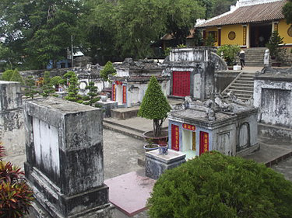 Lăng mộ tướng Nguyễn Văn Thoại tại Châu Đốc, An Giang. 