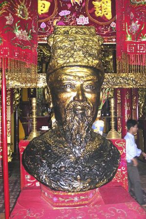 Tượng ông Nguyễn Văn Thoại tại đền thờ ông ở Châu Đốc, An Giang.