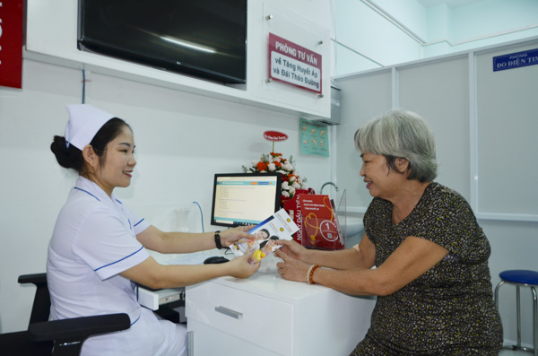 Điều dưỡng Võ Thị Hồng Hạnh tư vấn cho bà Đặng Thị Thảo (ngụ tại 39/11, Thống Nhất, phường 3, TP. Vũng Tàu) về bệnh tăng huyết áp và đái tháo đường.