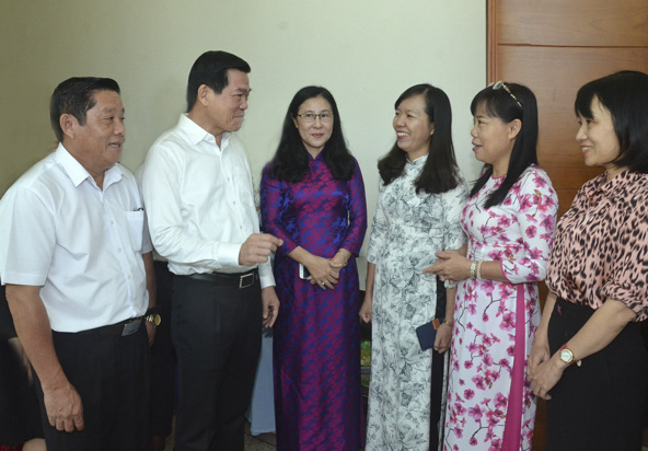 Ông Nguyễn Hồng Lĩnh, Ủy viên Trung ương Đảng, Bí thư Tỉnh ủy,  Chủ tịch HĐND tỉnh trao đổi với các đại biểu bên lề hội thảo.