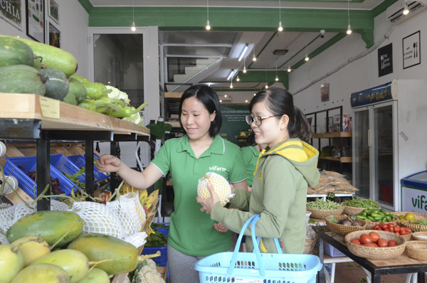 Người dân mua rau củ tại cửa hàng Vifarm.