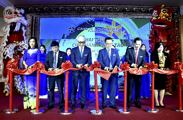 Nghi thức cắt băng khai trương chi nhánh.