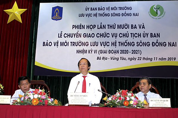 Ông Võ Tuấn Nhân, Thứ trưởng Bộ TN-MT chủ trì thảo luận về một số nội dung về BVMT hệ thống lưu vực sông Đồng Nai.   