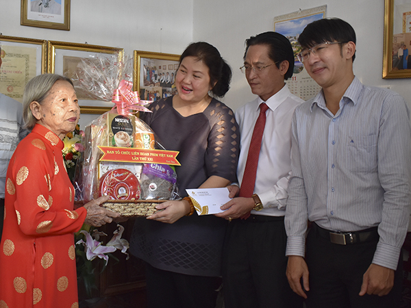 Bà Nguyễn Thị Thu Hà, Phó Cục trưởng Cục điện ảnh và ông Huỳnh Đức Dũng, Phó Giám đốc Sở VH-TT tỉnh BR-VT (thứ 2 từ phải qua) thăm hỏi sức khỏe và tặng quà bà Đàm Thị Mỹ.
