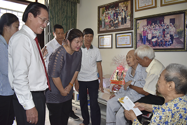 Bà Nguyễn Thị Thu Hà, Phó Cục trưởng Cục điện ảnh thăm hỏi sức khỏe và tặng quà gia đình ông Phạm Thiệp.