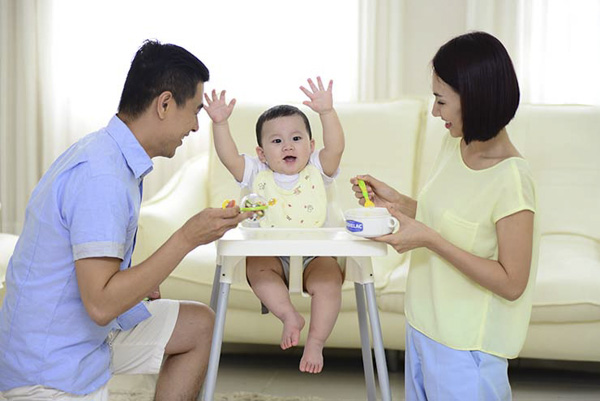 Khi trẻ đến độ 4-6 thángtuổi, ngoài sữa mẹ, chúng ta cần cho trẻ làm quen với những loại thức ăn phong phú đa dạng hơn.